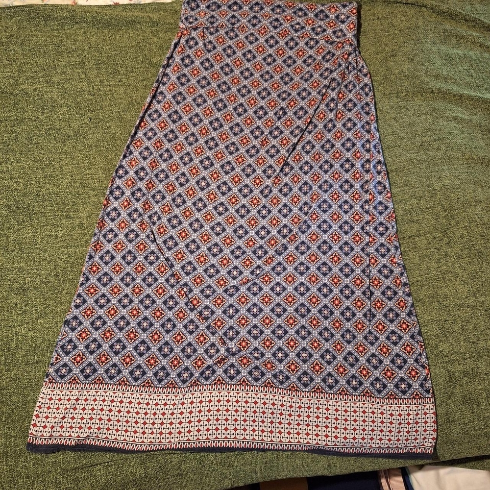 Vintage Max Studio blue and red patterned Maxi Skirt 🔺️🔷️